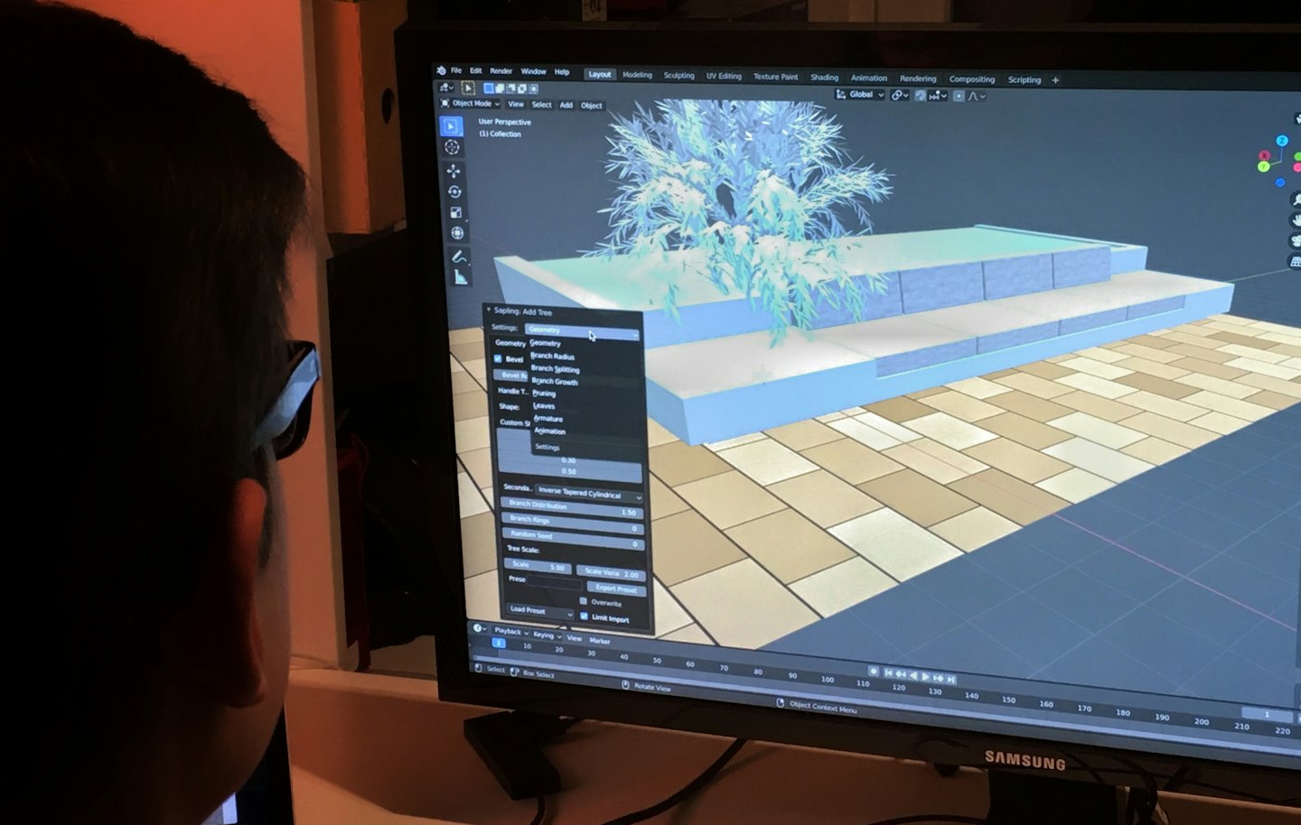Designer arbeitet an 3D-Modellierungssoftware, die einen digitalen Baum anzeigt.