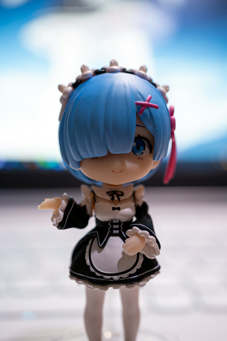 Anime-Figur in Dienstmädchenuniform zeigt nach vorne.