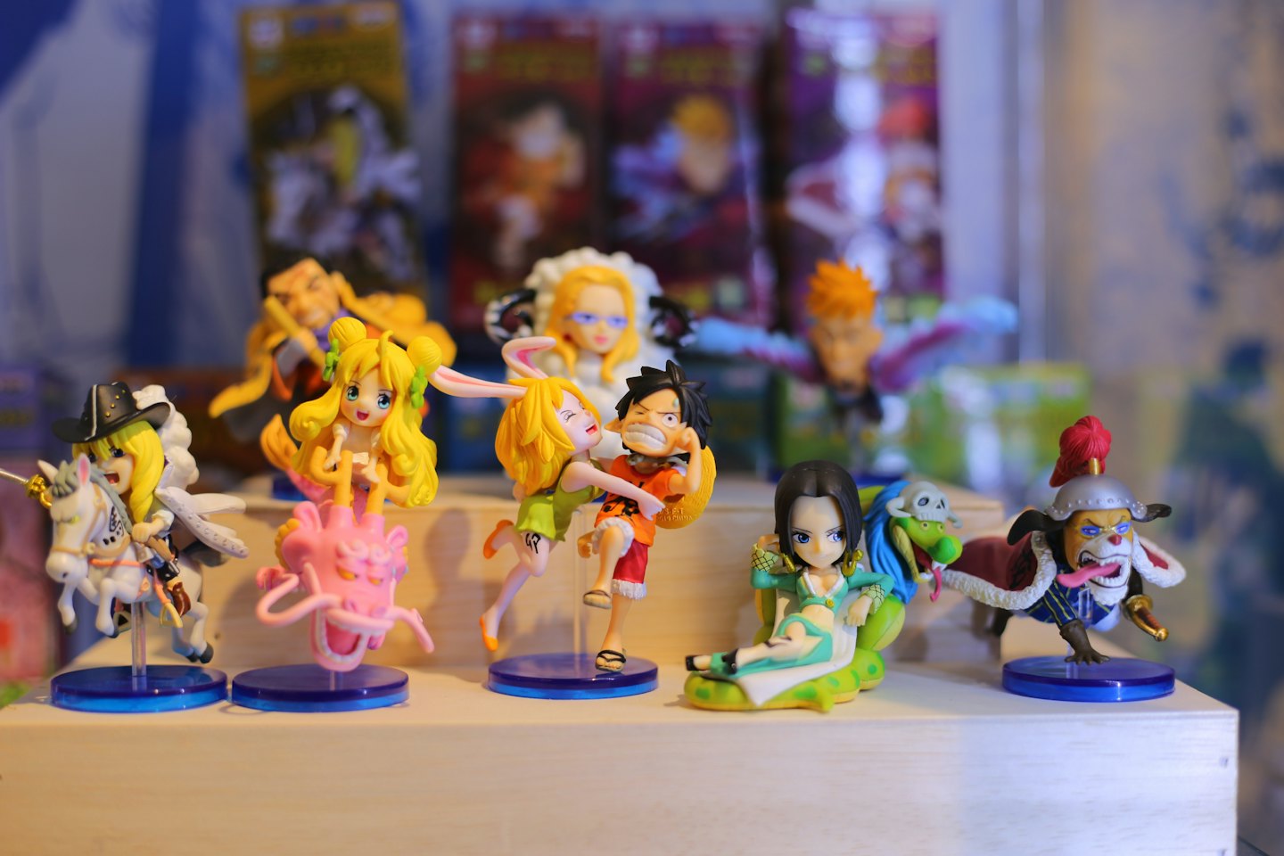 Anime-Figuren in Action-Posen auf einem Regal.
