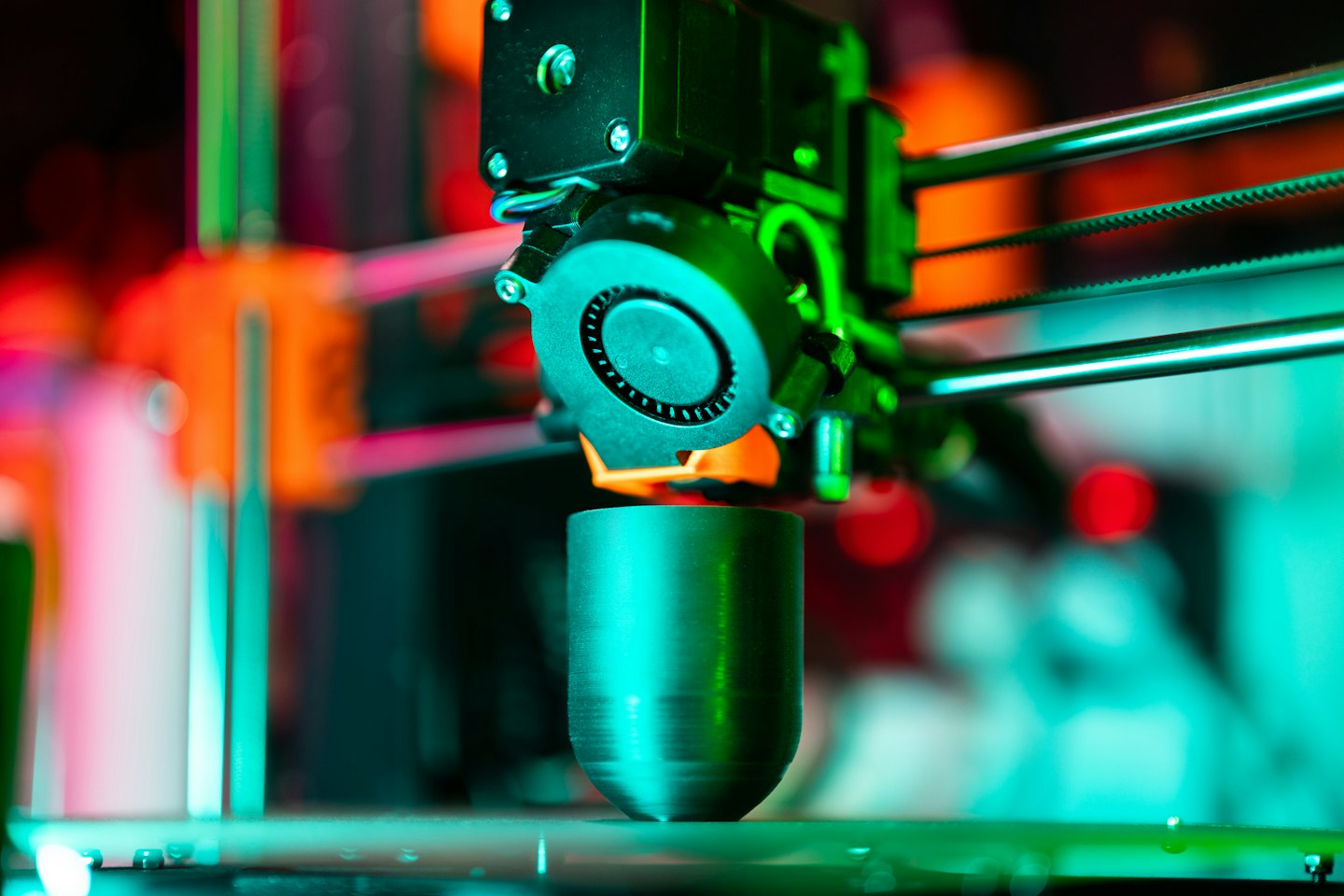 3D-Druckerdüse trägt geschmolzenes Material auf ein Metallobjekt auf.