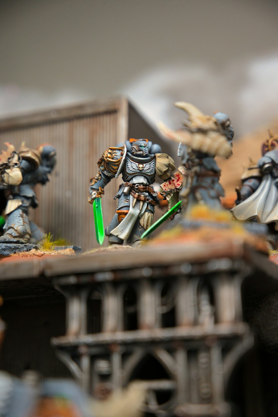 Miniaturas de guerreros de ciencia ficción sobre un detallado escenario de terreno.