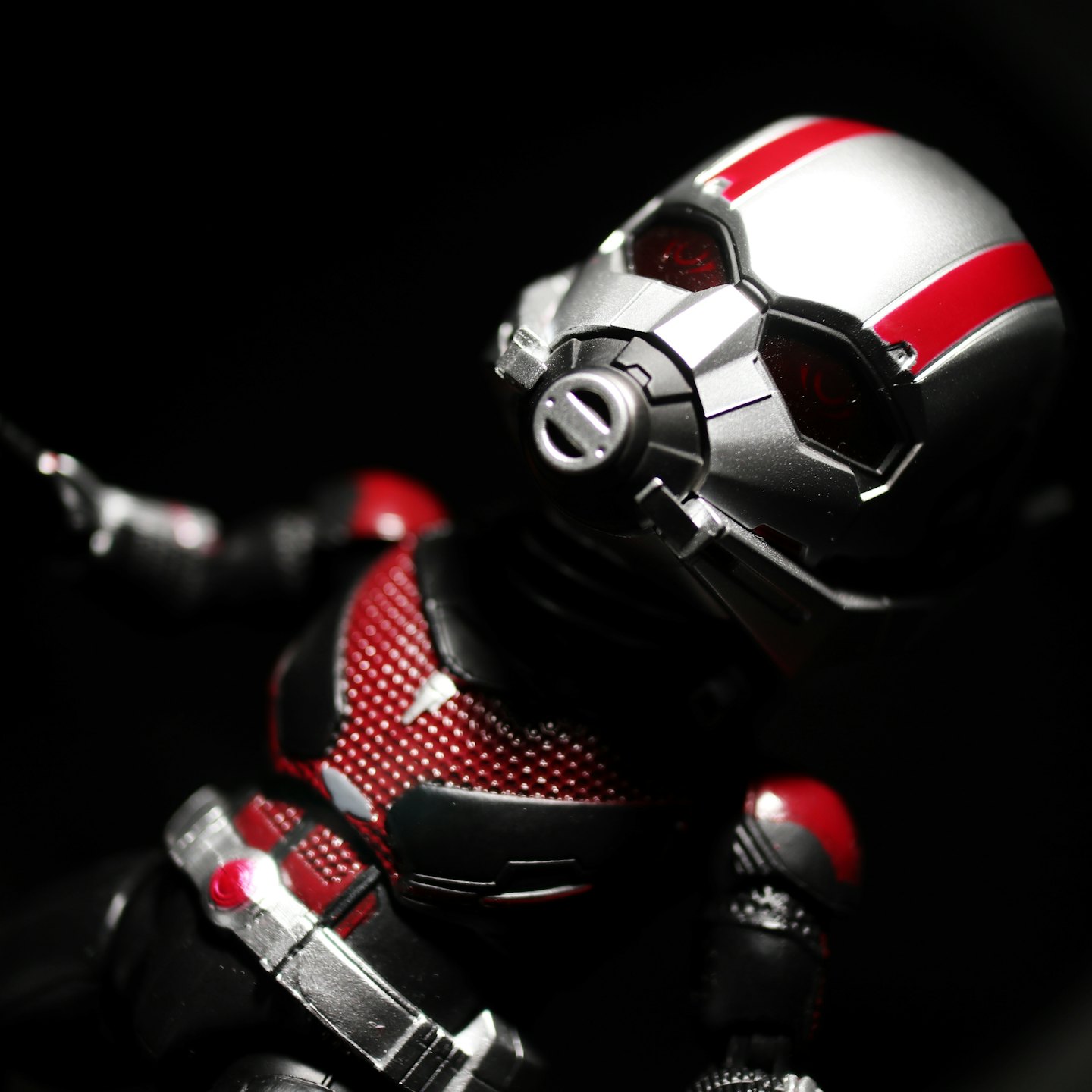 Actionfigur eines Science-Fiction-Superhelden mit silbernem Helm und roten Streifen.