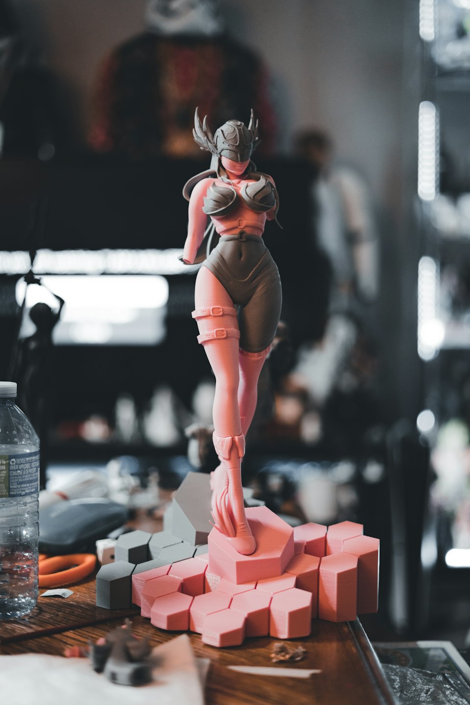 Teilweise montierte geflügelte 3D-gedruckte Figur auf einer Holzwerkbank.